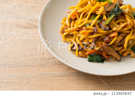 stir-fried yakisoba noodles with vegetable in vegan style 113985647