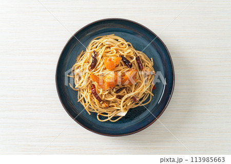 stir-fried spaghetti with salmon and dried chilli 113985663
