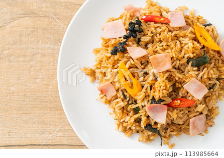 ham fried rice with herbs and spices 113985664