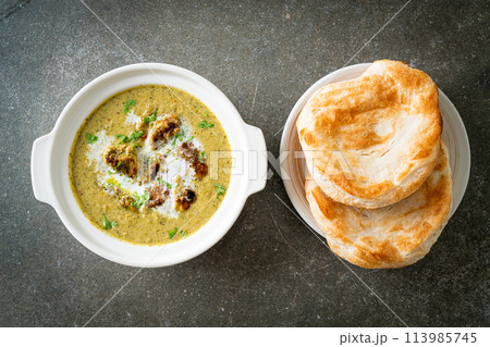 Afghani chicken in green masala curry or Hariyali tikka chicken hara masala with roti or naan bread 113985745