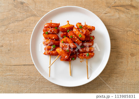 deep fried Korean rice cake (Tteokbokki) skewered with spicy sauce 113985831
