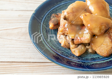 grilled bananas with coconut caramel sauce 113985920