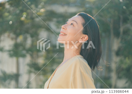 a forty-something woman 113986044