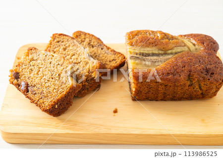 banana cake on wood board 113986525
