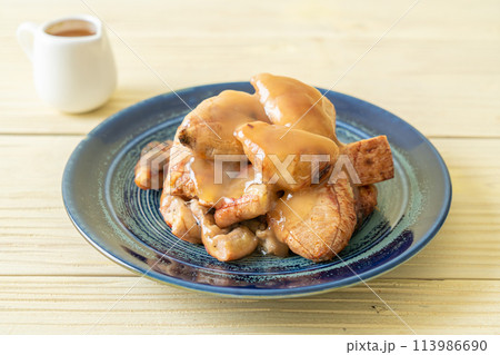 grilled bananas with coconut caramel sauce 113986690