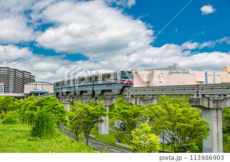 大阪モノレール彩都線 彩都西駅に到着した電車 大阪モノレール彩都線 彩都西駅に到着した電車 113986903