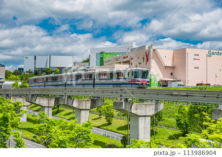 大阪モノレール彩都線 彩都西駅を出発する電車 大阪モノレール彩都線 彩都西駅を出発する電車 113986904