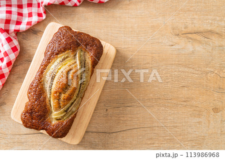 banana cake on wood board 113986968