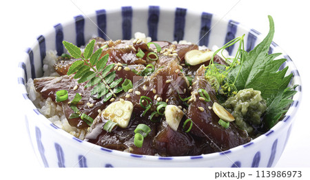生かつおの漬け丼 (白背景) 生かつおの漬け丼 (白背景) 113986973