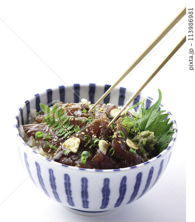 生かつおの漬け丼 (白背景) 生かつおの漬け丼 (白背景) 113986981