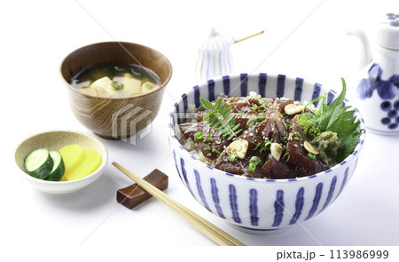 生かつおの漬け丼 (白背景) 生かつおの漬け丼 (白背景) 113986999