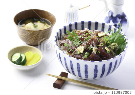 生かつおの漬け丼　（白背景） 113987003