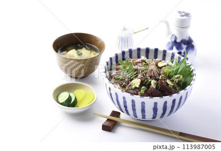 生かつおの漬け丼　（白背景） 113987005
