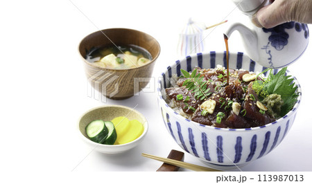 生かつおの漬け丼 (白背景) 生かつおの漬け丼 (白背景) 113987013