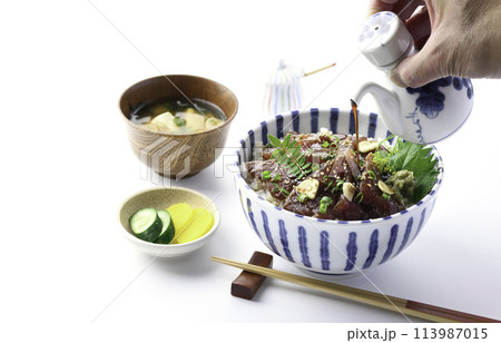 生かつおの漬け丼　（白背景） 113987015