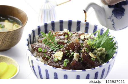 生かつおの漬け丼　（白背景） 113987021