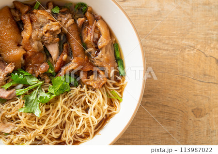 Stewed pork leg noodles in brown soup 113987022