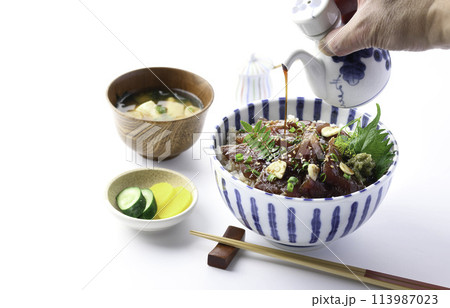 生かつおの漬け丼 (白背景) 生かつおの漬け丼 (白背景) 113987023