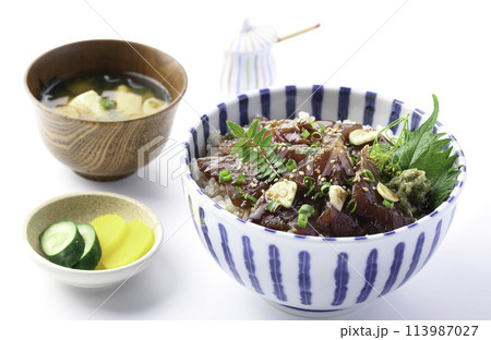 生かつおの漬け丼　（白背景） 113987027