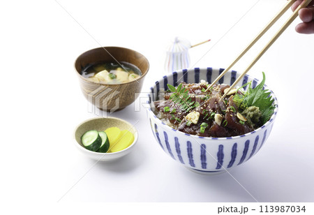生かつおの漬け丼 (白背景) 生かつおの漬け丼 (白背景) 113987034