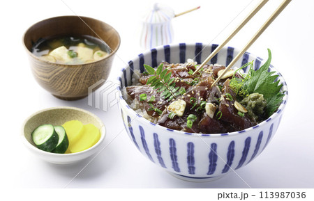 生かつおの漬け丼　（白背景） 113987036