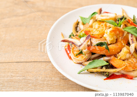 stir fried spicy sea food 113987040