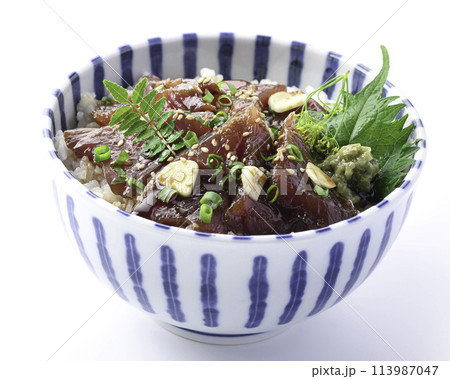 生かつおの漬け丼　（白背景） 113987047