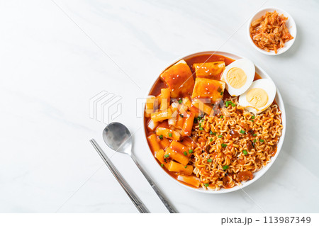 Korean instant noodles with Korean rice cake and fish cake and boiled egg 113987349