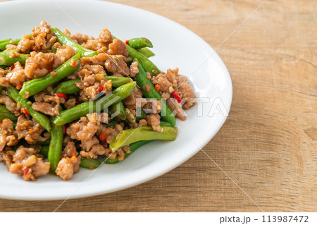 stir-fried french bean or green bean with minced pork 113987472