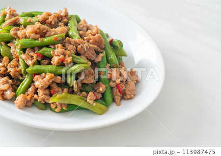 stir-fried french bean or green bean with minced pork 113987475