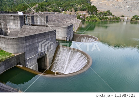 【滋賀】半円型の供水吐がある青土ダム。桜もたくさん咲き、とても美しいダム湖でした。 【滋賀】半円型の供水吐がある青土ダム。桜もたくさん咲き、とても美しいダム湖でした。 113987523