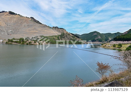 【滋賀】半円型の供水吐がある青土ダム。桜もたくさん咲き、とても美しいダム湖でした。 【滋賀】半円型の供水吐がある青土ダム。桜もたくさん咲き、とても美しいダム湖でした。 113987529