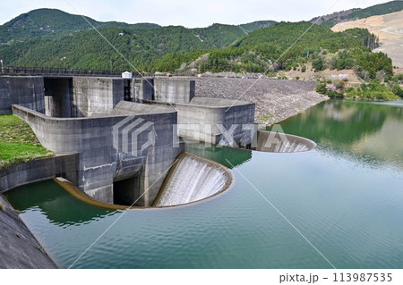 【滋賀】半円型の供水吐がある青土ダム。桜もたくさん咲き、とても美しいダム湖でした。 113987535