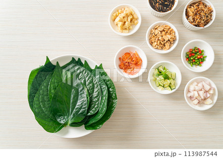 Miang kham - A royal leaf wrap appetizer 113987544
