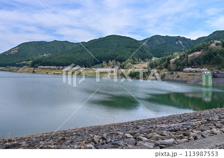 【滋賀】半円型の供水吐がある青土ダム。桜もたくさん咲き、とても美しいダム湖でした。 113987553