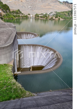 【滋賀】半円型の供水吐がある青土ダム。桜もたくさん咲き、とても美しいダム湖でした。 113987571