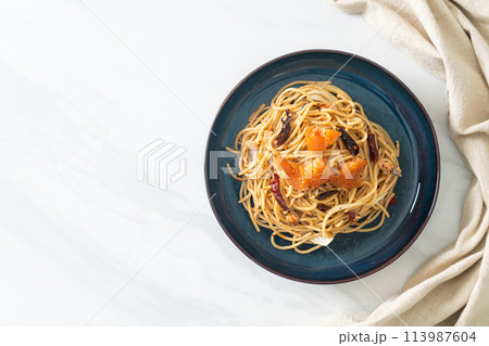 stir-fried spaghetti with salmon and dried chilli 113987604