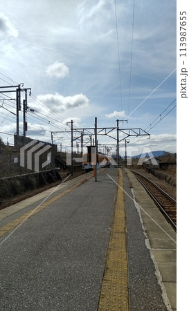 ホームから発車近江鉄道尼子駅 113987655