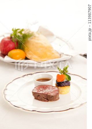 フレンチコースのメインビーフステーキ おしゃれな盛り付けの素材画像 フレンチコースのメインビーフステーキ おしゃれな盛り付けの素材画像 113987907