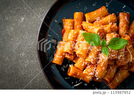 Rigatoni pasta with tomato sauce and cheese 113987952