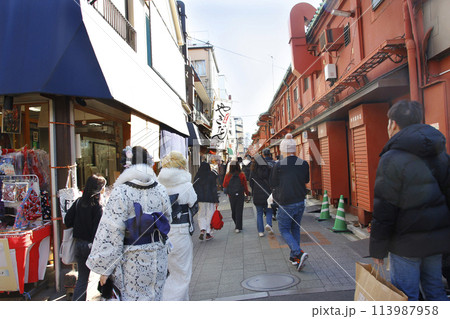 浅草寺の参拝の後の目的は仲見世通りの裏道。着物姿でインスタ映えの店先で食べ歩きを撮影してアップする 浅草寺の参拝の後の目的は仲見世通りの裏道。着物姿でインスタ映えの店先で食べ歩きを撮影してアップする 113987958