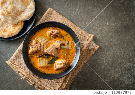 Chicken curry soup with roti 113987975