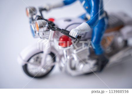 警察の白バイ オートバイ  交通違反 113988556