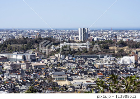 卯辰山から見晴らし台から眺める金沢市街（中心部・日本海方面） 113988612