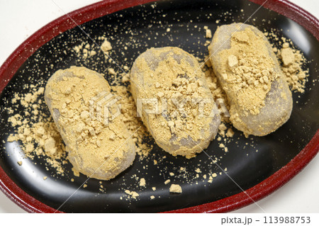 福井県坂井市三国の名物・鶯餅 福井県坂井市三国の名物・鶯餅 113988753