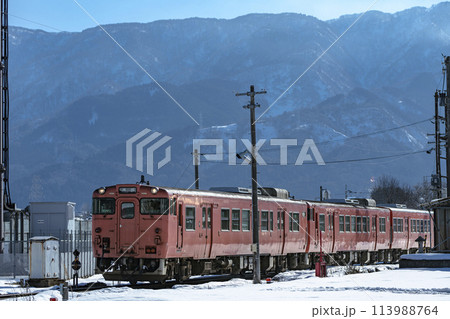 城端線のタラコ色の列車 城端線のタラコ色の列車 113988764