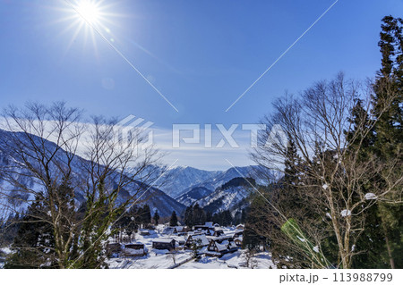 世界遺産　五箇山・相倉合掌造り集落の雪景色 113988799