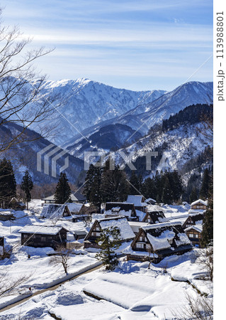 世界遺産　五箇山・相倉合掌造り集落の雪景色 113988801