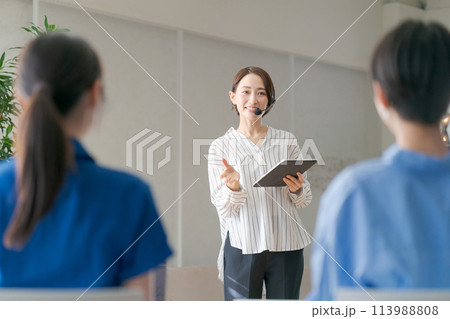マイクでプレゼンをするビジネスウーマン 113988808