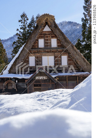 世界遺産　五箇山・相倉合掌造り集落の雪景色 113988826